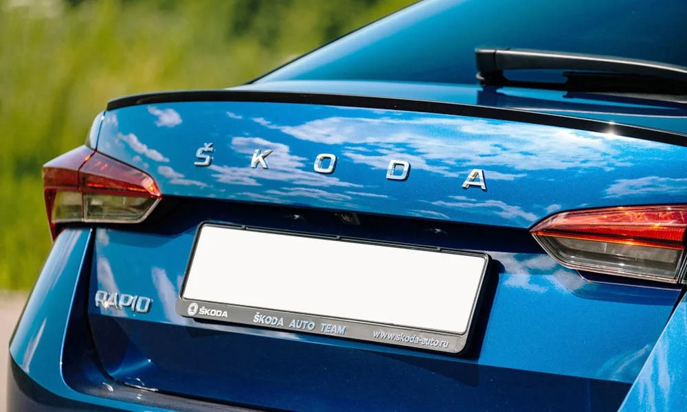 Фото Skoda Rapid — вид сзади, фото 5. Графика фонарей, бампер и оформление пятой двери. Насадки выхлопа или их имитация внизу бампера различают версии Skoda Rapid — вид сзади, фото 5
