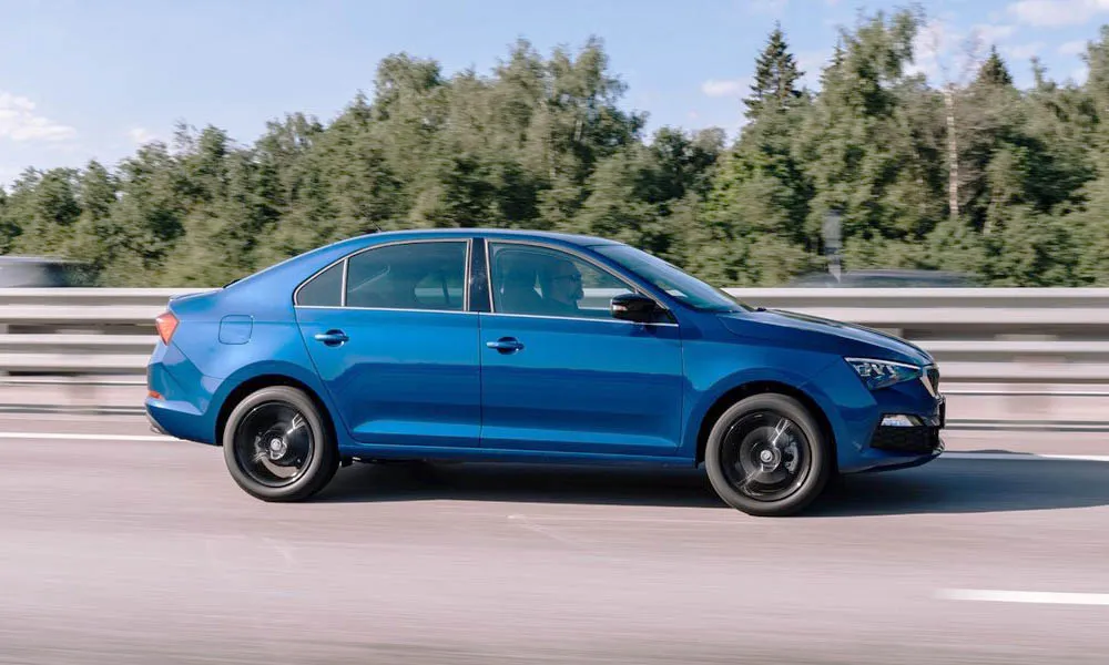 Фото Skoda Rapid — вид сбоку, фото 2. Синий кузов в профиль — пропорции, высота посадки и дизайн дисков Skoda Rapid — вид сбоку, фото 2