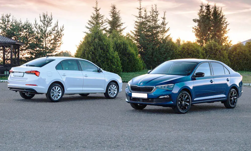 Фото Skoda Rapid — вид сбоку, фото 3. Сбоку читаются линия остекления и характер выштамповок на синем кузове Skoda Rapid — вид сбоку, фото 3