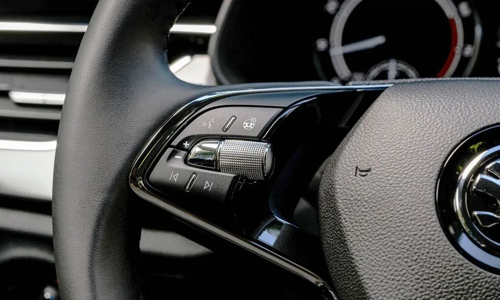 Фото Skoda Rapid — руль, фото 2. Обшивка обода и компоновка спиц крупным планом. Правильная посадка: руки на «9 и 3», приборы читаются поверх обода Skoda Rapid — руль, фото 2