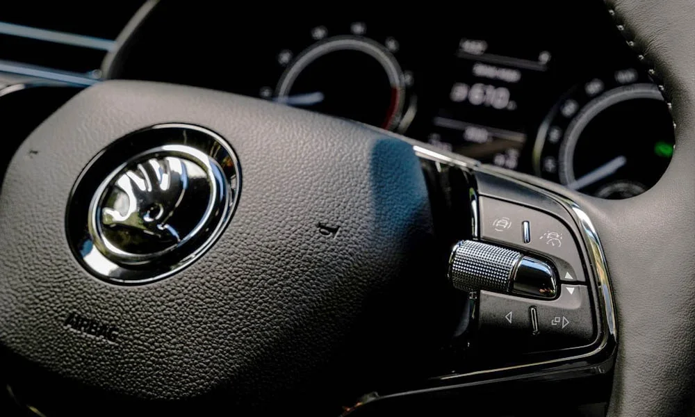 Фото Skoda Rapid — руль, фото 3. Обшивка обода и компоновка спиц крупным планом Skoda Rapid — руль, фото 3