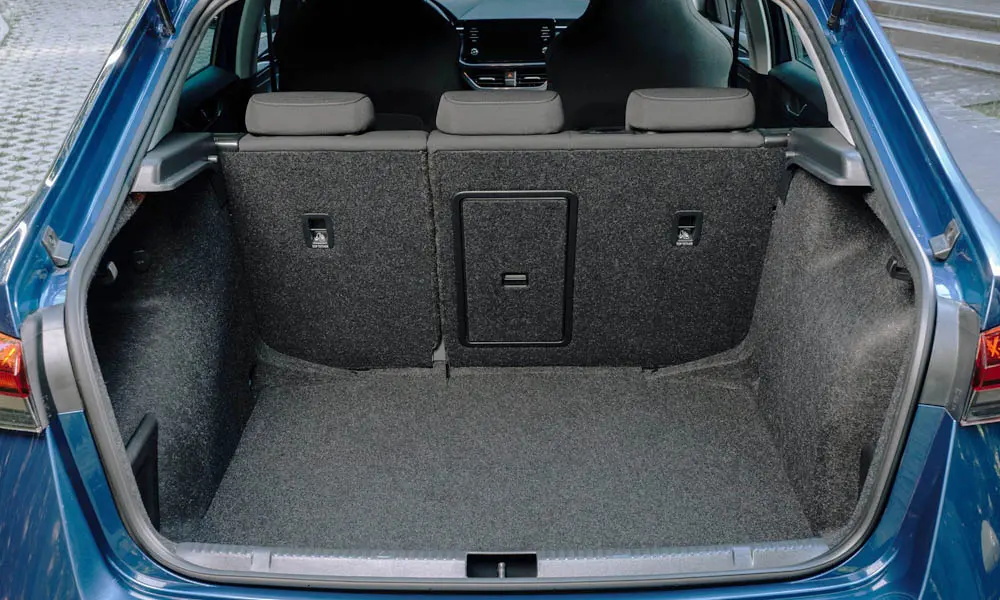 Фото Skoda Rapid — багажник. Форма проёма, ровный пол и организация пространства. Спинки второго ряда складываются и расширяют отсек под длинные грузы Skoda Rapid — багажник