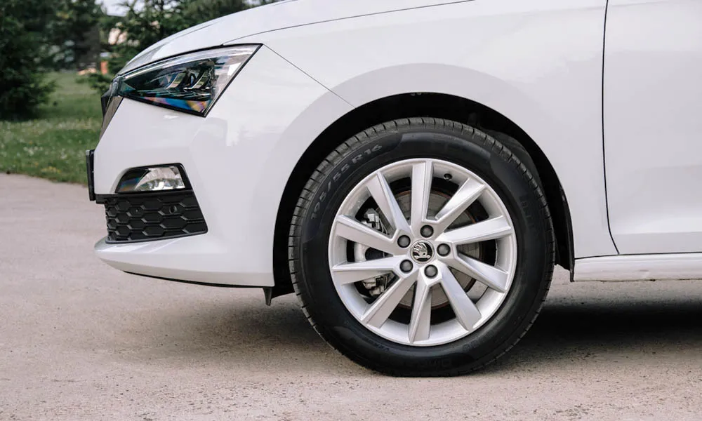 Фото Skoda Rapid — колесо и диск. Дизайн спиц и профиль резины крупным планом Skoda Rapid — колесо и диск