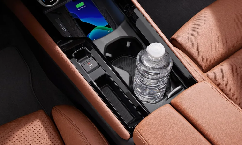 Фото Skoda Superb Combi (2024) — центральная консоль. Бокс консоли открыт: организация хранения между креслами Skoda Superb Combi (2024) — центральная консоль