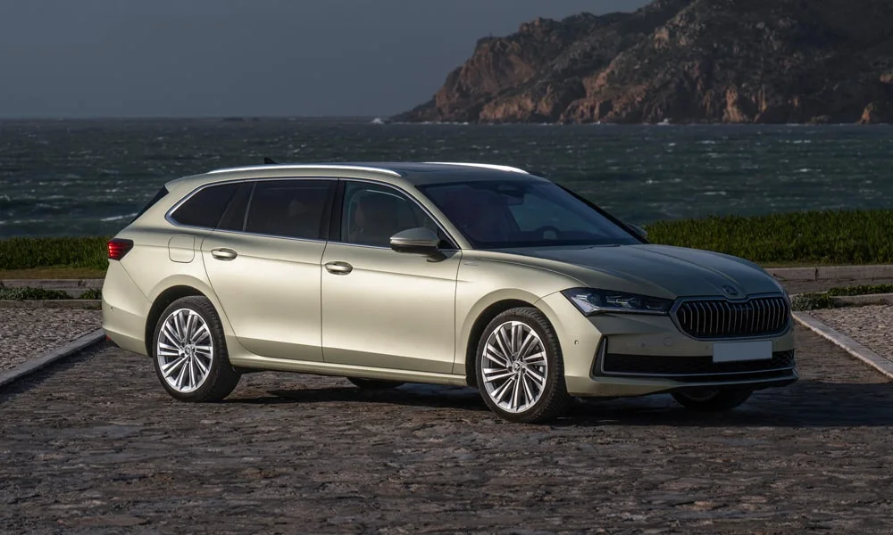 Skoda Superb Combi (2024) — вид спереди, фото 2