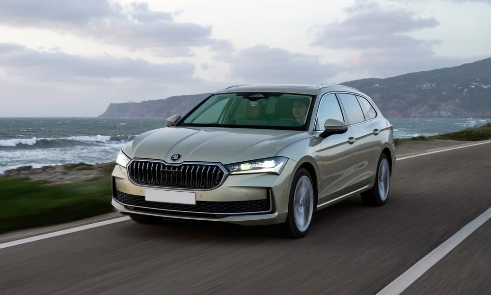 Фото Skoda Superb Combi (2024) — вид спереди, фото 4. Анфас: пропорции капота, посадка кузова и графика ходовых огней Skoda Superb Combi (2024) — вид спереди, фото 4