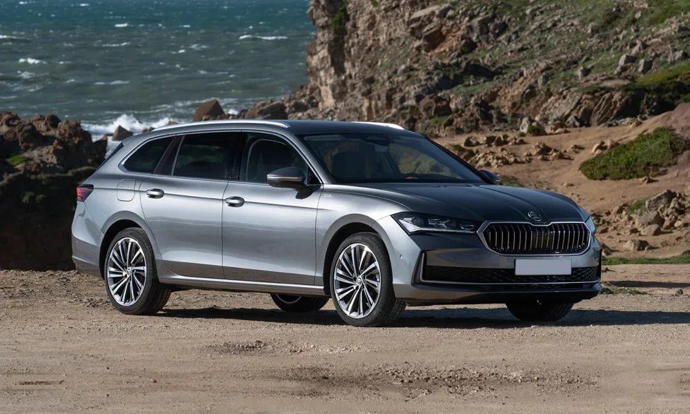 Фото Skoda Superb Combi (2024) — вид спереди, фото 5. Анфас: пропорции капота, посадка кузова и графика ходовых огней. Рисунок ходовых огней — подпись модели, по нему её узнают в потоке Skoda Superb Combi (2024) — вид спереди, фото 5