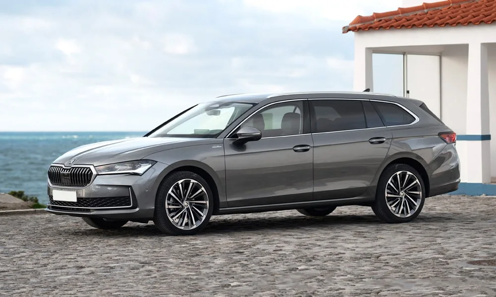 Фото Skoda Superb Combi (2024) — вид спереди, фото 6. Передок в сером исполнении — крупная светотехника и выразительный бампер. Дневные ходовые огни включаются автоматически с запуском Skoda Superb Combi (2024) — вид спереди, фото 6