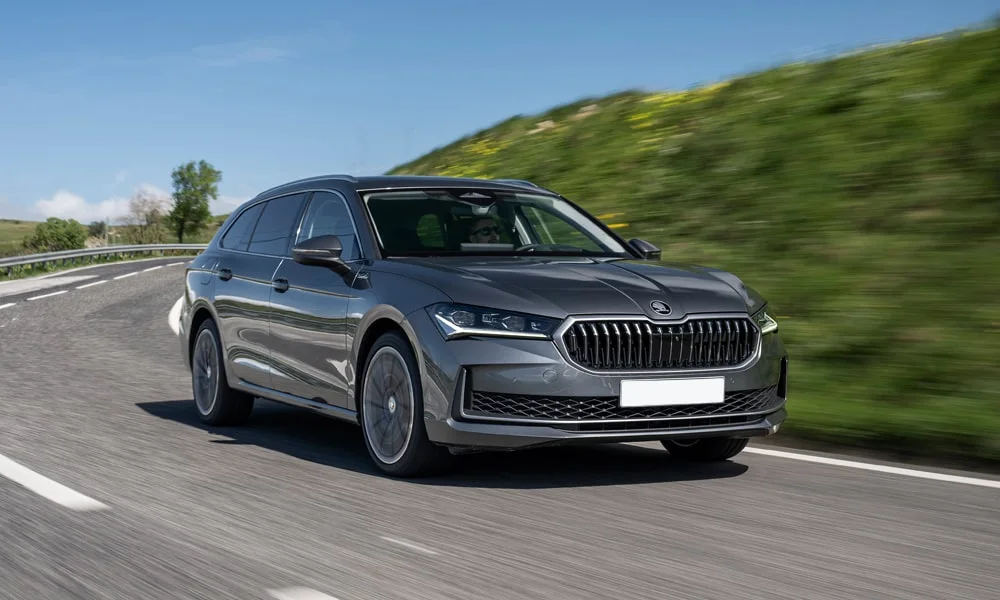Фото Skoda Superb Combi (2024) — вид спереди, фото 7. Передок в сером исполнении — крупная светотехника и выразительный бампер. Дневные ходовые огни включаются автоматически с запуском Skoda Superb Combi (2024) — вид спереди, фото 7