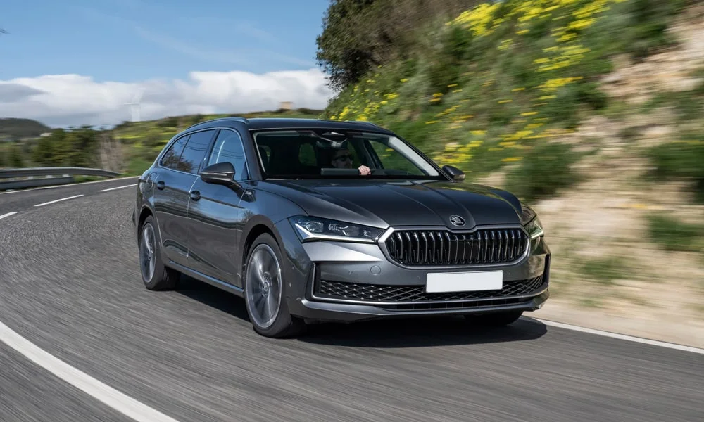 Фото Skoda Superb Combi (2024) — вид спереди, фото 9. Анфас: пропорции капота, посадка кузова и графика ходовых огней. Рисунок ходовых огней — подпись модели, по нему её узнают в потоке Skoda Superb Combi (2024) — вид спереди, фото 9