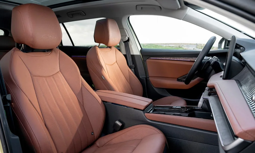 Фото Skoda Superb Combi (2024) — передние сиденья. Профиль кресел: боковая поддержка и подголовники. Выраженная боковая поддержка держит в поворотах Skoda Superb Combi (2024) — передние сиденья