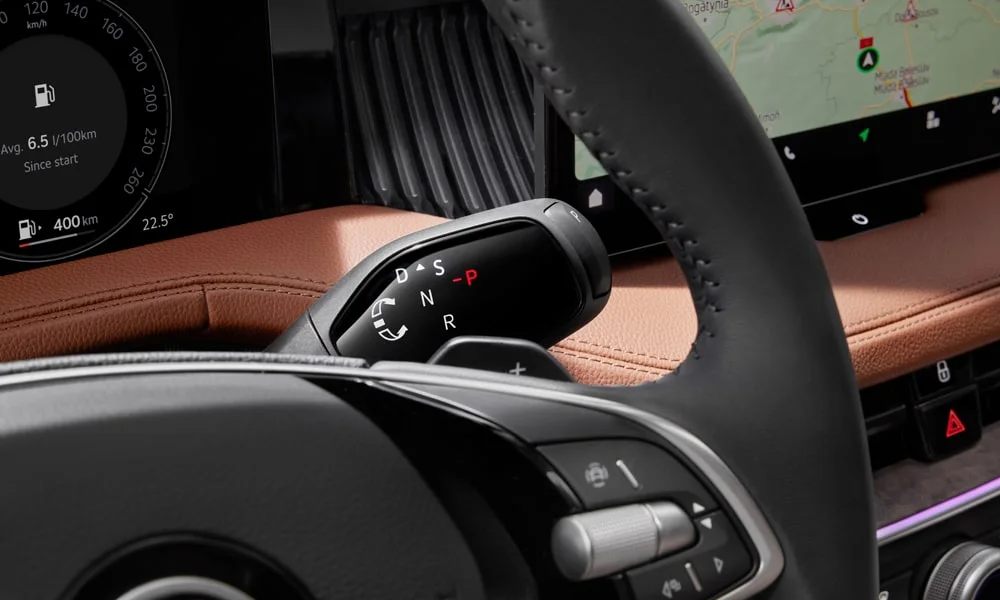 Фото Skoda Superb Combi (2024) — приборная панель. Экран приборов за рулём — вся ходовая информация перед глазами Skoda Superb Combi (2024) — приборная панель
