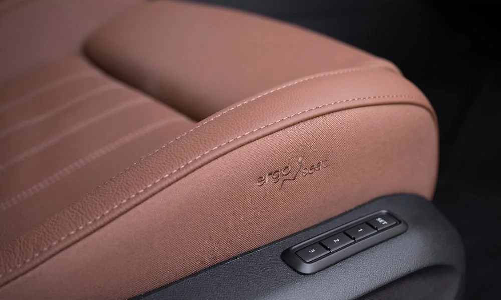 Фото Skoda Superb Combi (2024) — интерьер. Общий план салона: архитектура панели, консоль и кресла Skoda Superb Combi (2024) — интерьер
