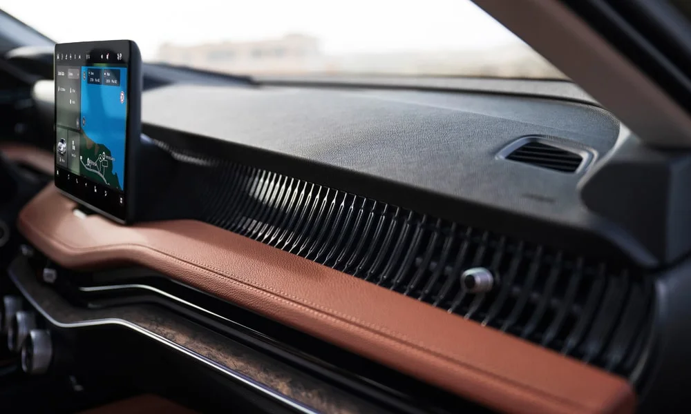 Фото Skoda Superb Combi (2024) — экран мультимедиа. Интерфейс медиасистемы крупным планом. Климат и обогревы часто управляются с этого экрана — привыкание занимает пару дней Skoda Superb Combi (2024) — экран мультимедиа