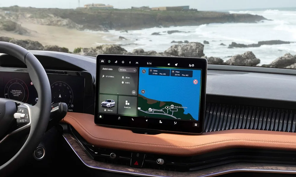 Фото Skoda Superb Combi (2024) — экран мультимедиа, фото 3. Горизонтальный экран мультимедиа на передней панели. Климат и обогревы часто управляются с этого экрана — привыкание занимает пару дней Skoda Superb Combi (2024) — экран мультимедиа, фото 3
