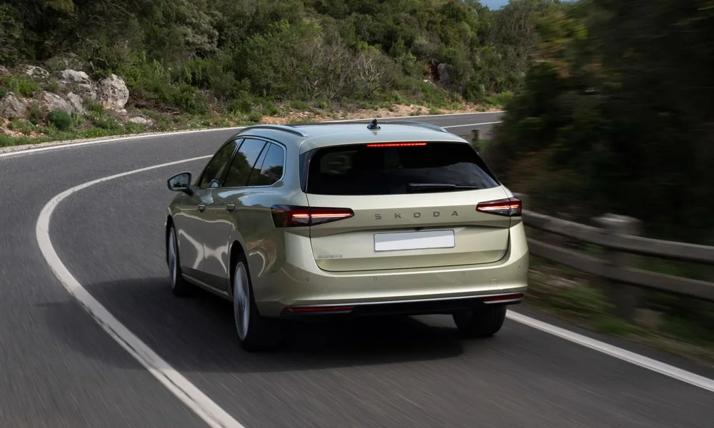 Фото Skoda Superb Combi (2024) — вид сзади, фото 3. Линия крыши, стойки и задняя дверь в зелёном исполнении Skoda Superb Combi (2024) — вид сзади, фото 3