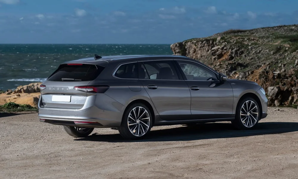 Фото Skoda Superb Combi (2024) — вид сзади, фото 5. Графика фонарей, бампер и оформление пятой двери Skoda Superb Combi (2024) — вид сзади, фото 5