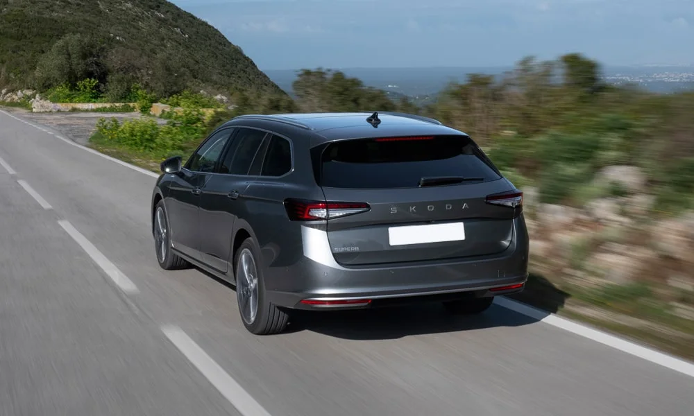 Фото Skoda Superb Combi (2024) — вид сзади, фото 6. Графика фонарей, бампер и оформление пятой двери. Насадки выхлопа или их имитация внизу бампера различают версии Skoda Superb Combi (2024) — вид сзади, фото 6