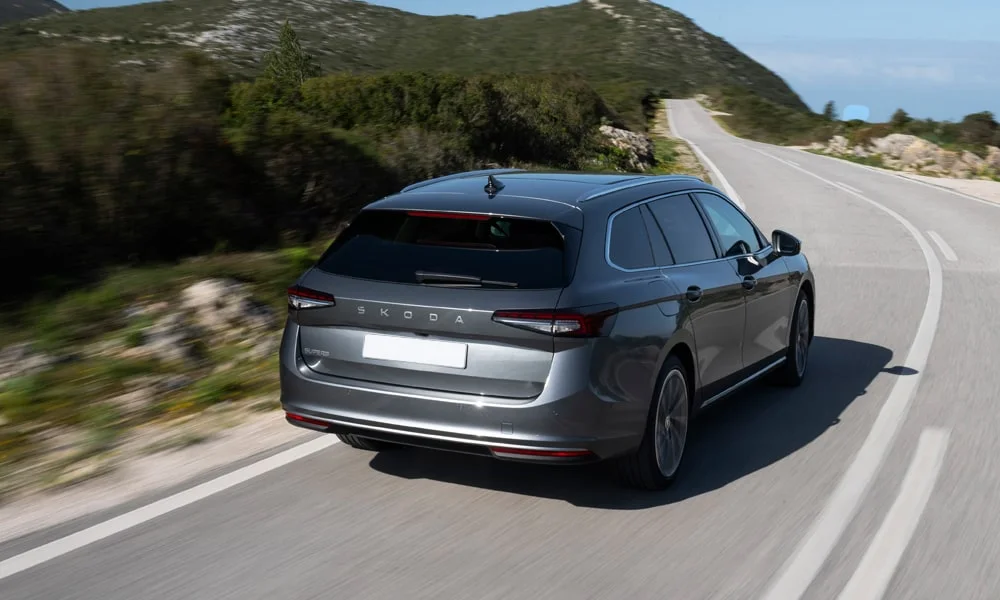 Фото Skoda Superb Combi (2024) — вид сзади, фото 7. Линия крыши, стойки и задняя дверь в сером исполнении Skoda Superb Combi (2024) — вид сзади, фото 7