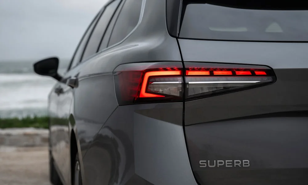 Фото Skoda Superb Combi (2024) — вид сзади, фото 8. Линия крыши, стойки и задняя дверь в сером исполнении Skoda Superb Combi (2024) — вид сзади, фото 8