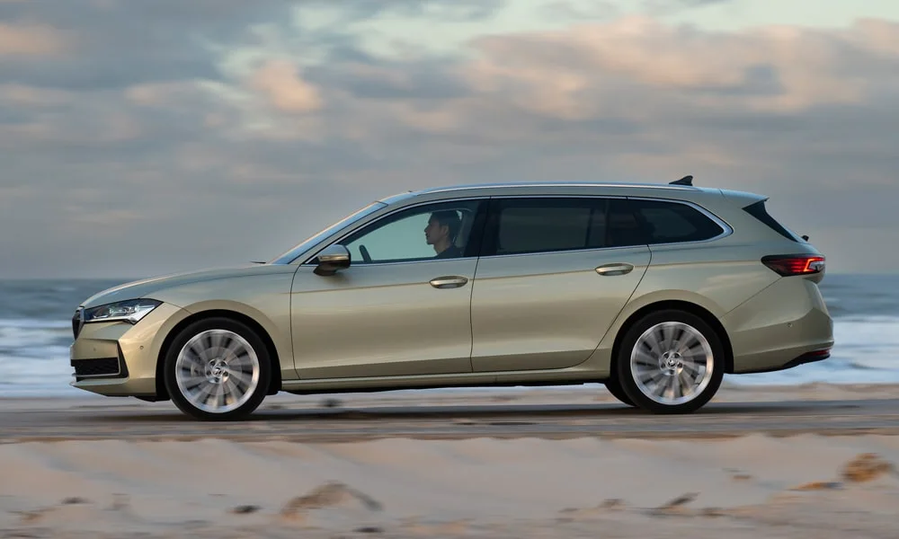 Фото Skoda Superb Combi (2024) — вид сбоку, фото 3. Бежевый кузов в профиль — пропорции, высота посадки и дизайн дисков Skoda Superb Combi (2024) — вид сбоку, фото 3
