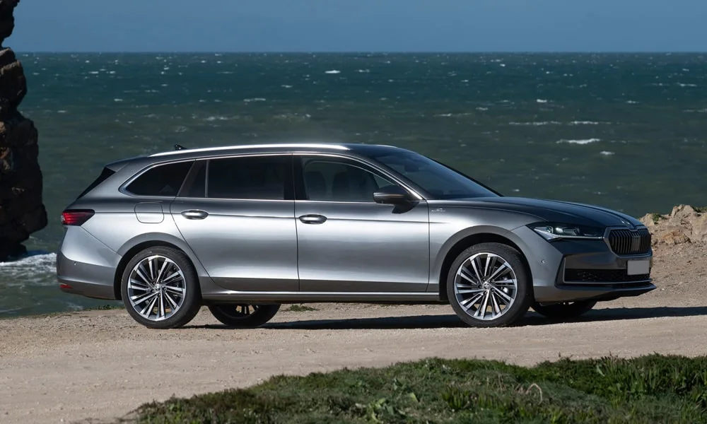 Фото Skoda Superb Combi (2024) — вид сбоку, фото 6. Серебристый кузов в профиль — пропорции, высота посадки и дизайн дисков Skoda Superb Combi (2024) — вид сбоку, фото 6