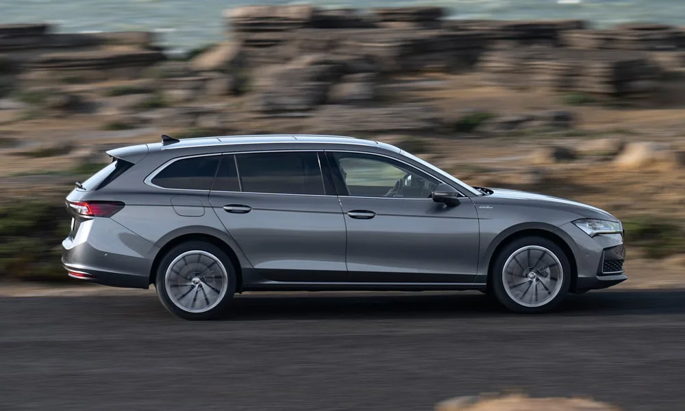 Фото Skoda Superb Combi (2024) — вид сбоку, фото 7. Профиль кузова: колёсная база, свесы и линия остекления Skoda Superb Combi (2024) — вид сбоку, фото 7