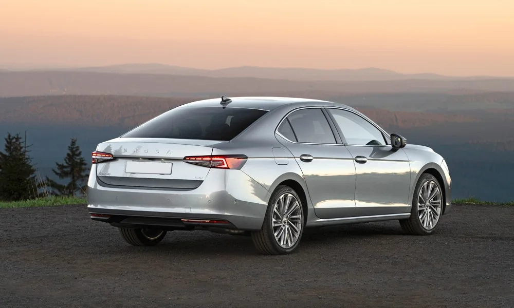 Skoda Superb (2024) — вид сзади, фото 2