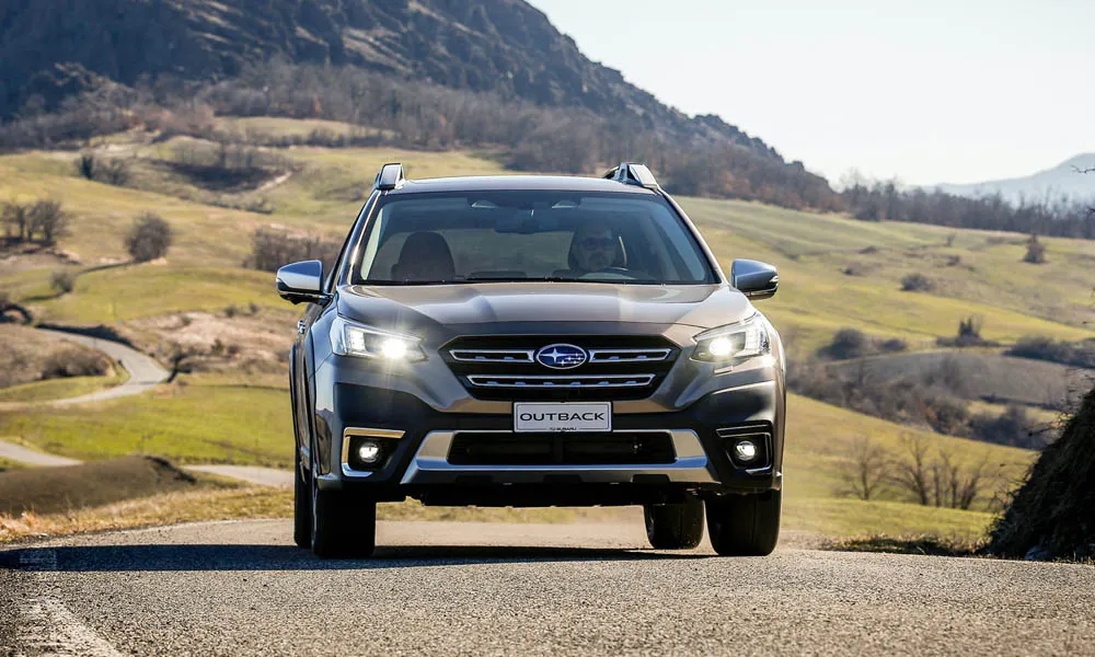 Фото Subaru Outback — вид спереди, фото 3. Передок в сером исполнении — крупная светотехника и выразительный бампер. Дневные ходовые огни включаются автоматически с запуском Subaru Outback — вид спереди, фото 3