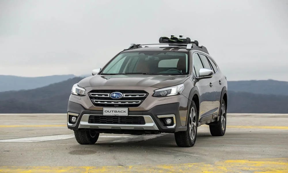 Фото Subaru Outback — вид спереди, фото 4. Оптика, решётка и бампер — первое впечатление о модели. Рисунок ходовых огней — подпись модели, по нему её узнают в потоке Subaru Outback — вид спереди, фото 4