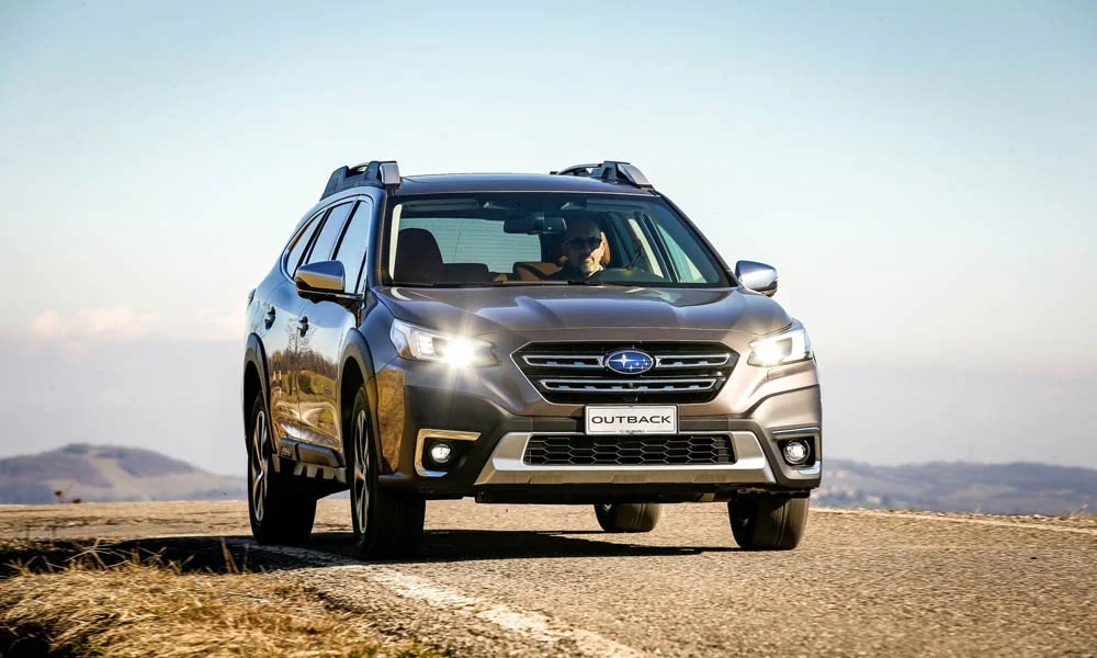 Фото Subaru Outback — вид спереди, фото 5. Оптика, решётка и бампер — первое впечатление о модели. Дневные ходовые огни включаются автоматически с запуском Subaru Outback — вид спереди, фото 5