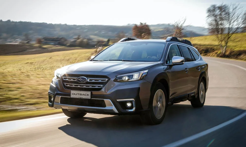 Фото Subaru Outback — вид спереди, фото 6. Серый кузов, строгая симметрия оптики — базовый ракурс знакомства с дизайном Subaru Outback — вид спереди, фото 6