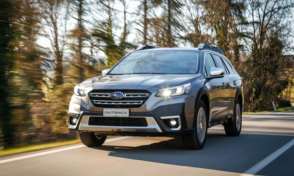 Фото Subaru Outback — вид спереди, фото 8. Передок в сером исполнении — крупная светотехника и выразительный бампер. Рисунок ходовых огней — подпись модели, по нему её узнают в потоке Subaru Outback — вид спереди, фото 8