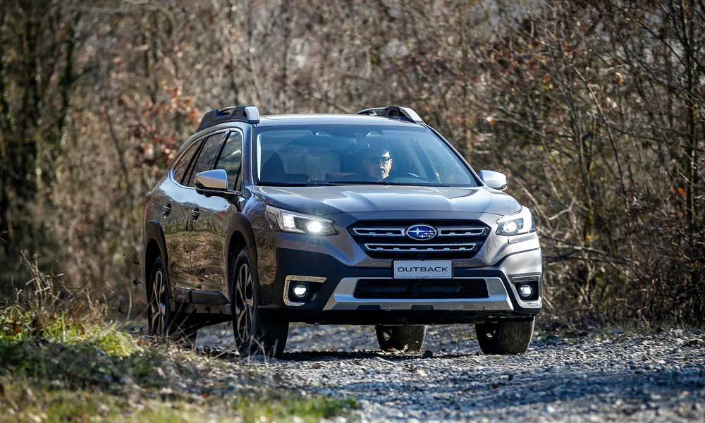 Фото Subaru Outback — вид спереди, фото 9. Анфас: пропорции капота, посадка кузова и графика ходовых огней. Рисунок ходовых огней — подпись модели, по нему её узнают в потоке Subaru Outback — вид спереди, фото 9