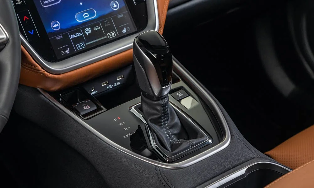 Фото Subaru Outback — селектор коробки передач. Управление коробкой: компактный селектор освобождает место на тоннеле Subaru Outback — селектор коробки передач