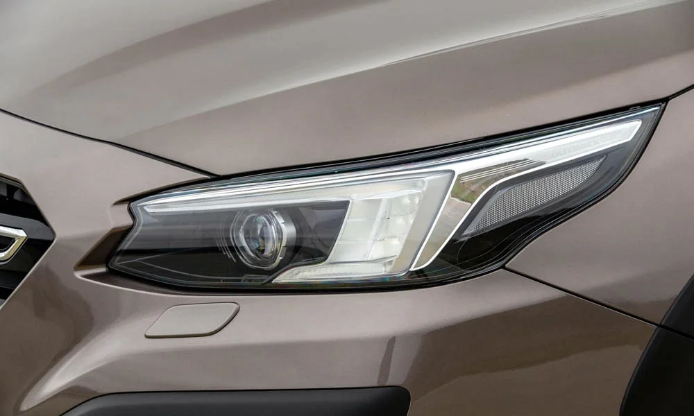 Фото Subaru Outback — передняя оптика. Линзы и секции ходовых огней крупным планом. Светодиодная оптика служит весь срок жизни машины без замены ламп Subaru Outback — передняя оптика