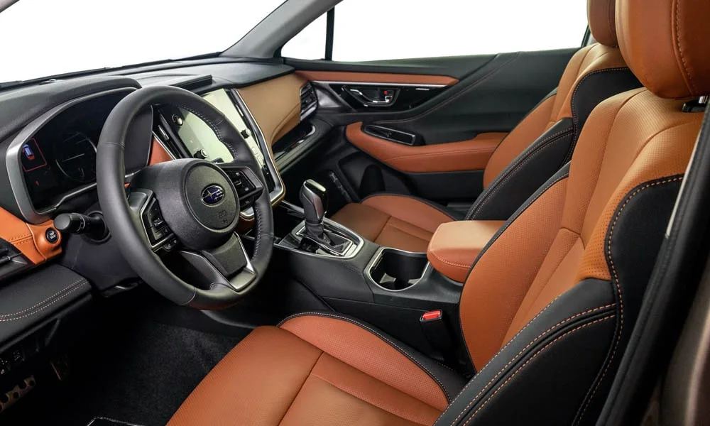 Фото Subaru Outback — интерьер. Общий план салона: посадка, материалы и организация пространства в коричневой гамме Subaru Outback — интерьер