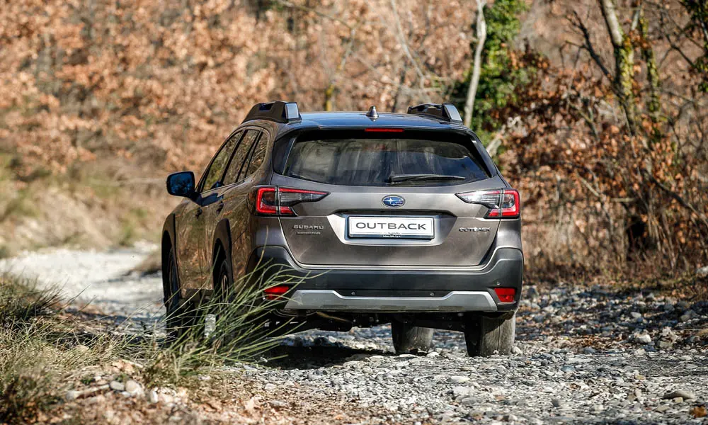Фото Subaru Outback — вид сзади, фото 3. Корма в коричневом цвете: графика фонарей и пластика пятой двери Subaru Outback — вид сзади, фото 3