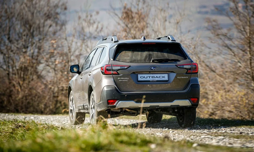 Фото Subaru Outback — вид сзади, фото 5. Графика фонарей, бампер и оформление пятой двери. Светодиодная полоса или раздельные секции — задняя оптика стала главным украшением кормы Subaru Outback — вид сзади, фото 5