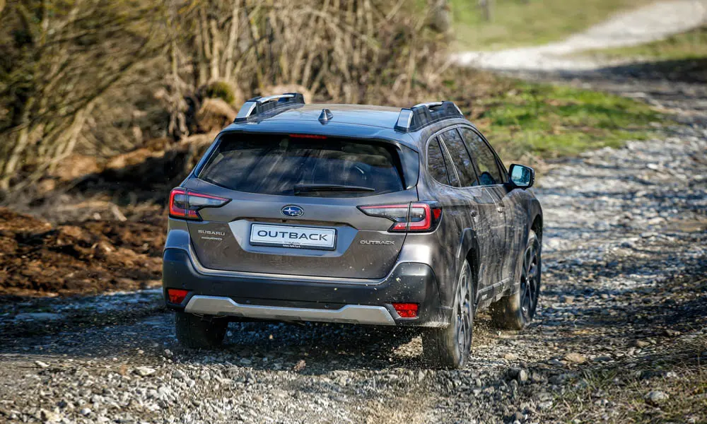 Фото Subaru Outback — вид сзади, фото 6. Серый кузов сзади — фонари и бампер определяют ночной образ модели. Насадки выхлопа или их имитация внизу бампера различают версии Subaru Outback — вид сзади, фото 6