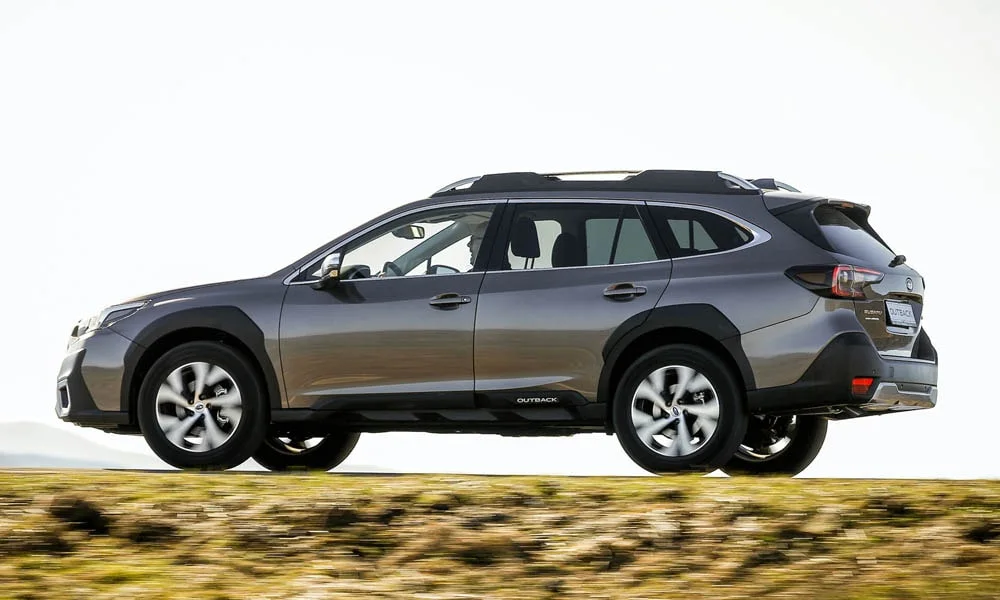 Фото Subaru Outback — вид сзади, фото 7. Серый кузов сзади — фонари и бампер определяют ночной образ модели. Насадки выхлопа или их имитация внизу бампера различают версии Subaru Outback — вид сзади, фото 7
