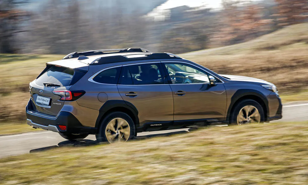 Фото Subaru Outback — вид сзади, фото 8. Графика фонарей, бампер и оформление пятой двери. Светодиодная полоса или раздельные секции — задняя оптика стала главным украшением кормы Subaru Outback — вид сзади, фото 8