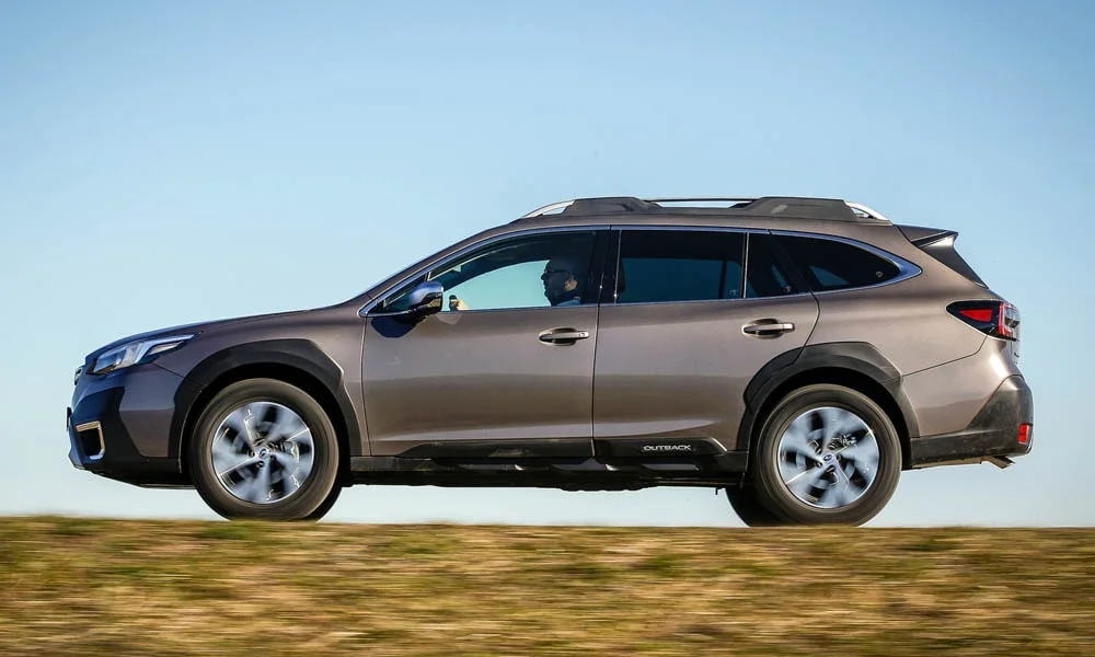 Фото Subaru Outback — вид сбоку, фото 3. Профиль кузова: колёсная база, свесы и линия остекления Subaru Outback — вид сбоку, фото 3