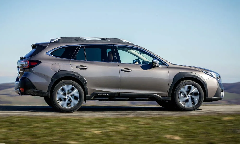 Фото Subaru Outback — вид сбоку, фото 4. Профиль кузова: колёсная база, свесы и линия остекления. Длинная база — простор второго ряда; короткие свесы упрощают парковку Subaru Outback — вид сбоку, фото 4