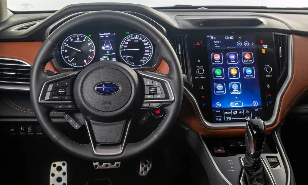 Фото Subaru Outback — руль. Обшивка обода и компоновка спиц крупным планом Subaru Outback — руль
