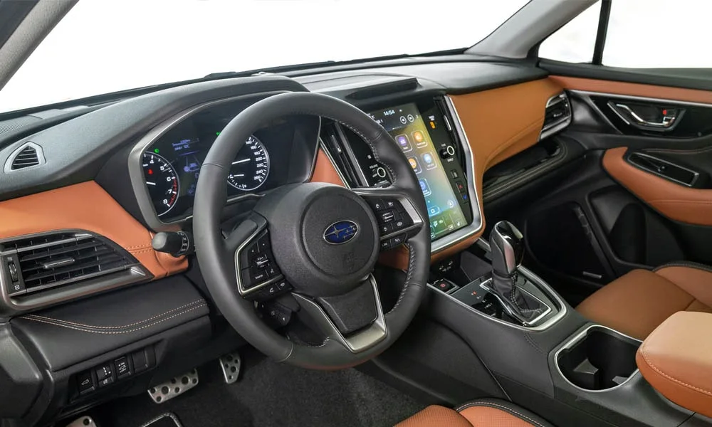 Фото Subaru Outback — руль, фото 2. Обшивка обода и компоновка спиц крупным планом. Правильная посадка: руки на «9 и 3», приборы читаются поверх обода Subaru Outback — руль, фото 2