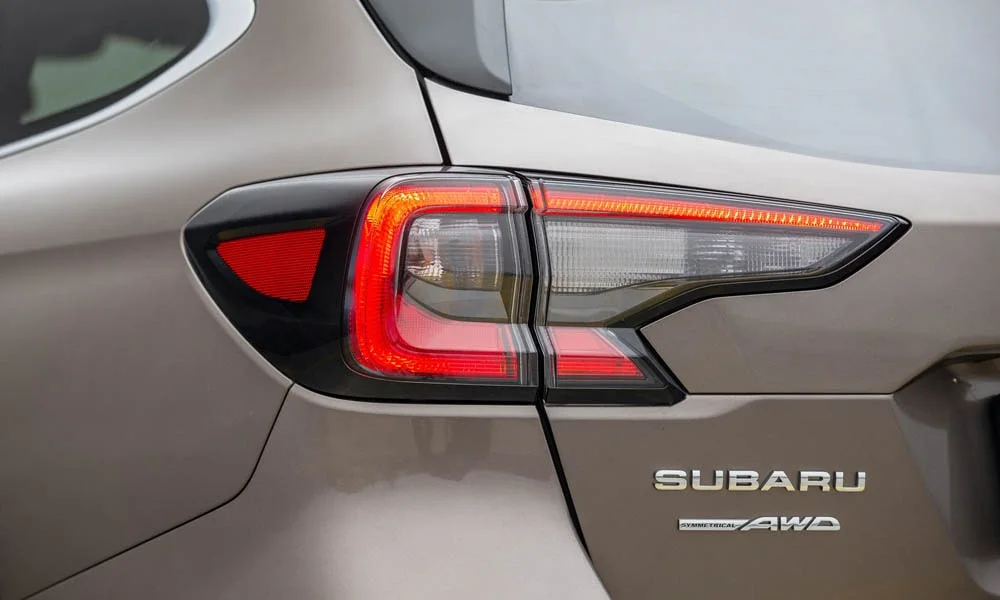 Фото Subaru Outback — задние фонари. Графика секций крупным планом — ночная подпись модели Subaru Outback — задние фонари