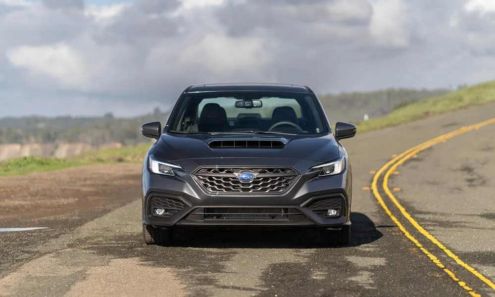 Фото Subaru WRX STI (2024) — вид спереди, фото 3. Серый кузов, строгая симметрия оптики — базовый ракурс знакомства с дизайном Subaru WRX STI (2024) — вид спереди, фото 3