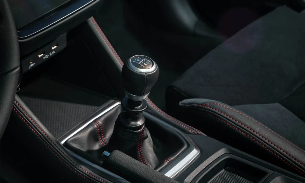 Фото Subaru WRX STI (2024) — селектор коробки передач. Управление коробкой: компактный селектор освобождает место на тоннеле Subaru WRX STI (2024) — селектор коробки передач