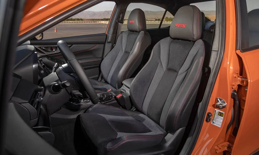 Фото Subaru WRX STI (2024) — интерьер. Общий план салона: архитектура панели, консоль и кресла. Уровень отделки читается по стыкам панелей и мягким поверхностям в зонах касания Subaru WRX STI (2024) — интерьер